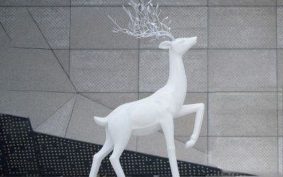 公園戶外抽象玻璃鋼白色梅花鹿雕塑