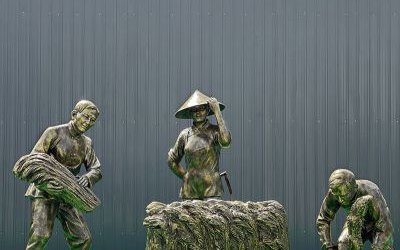 景區擺放玻璃鋼仿銅農耕割麥子勞動人物雕塑