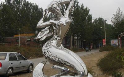 公園里擺放的抱頭的玻璃鋼噴漆美人魚雕塑