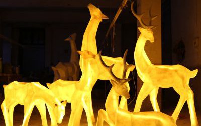 城市廣場(chǎng)夜晚照明創(chuàng)意玻璃鋼梅花鹿雕塑