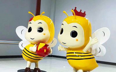 兒童學校操場創(chuàng)意戴王冠玻璃鋼卡通蜜蜂雕塑