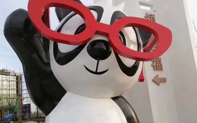酒店公園商場擺放的戴眼鏡熊貓卡通玻璃鋼雕塑