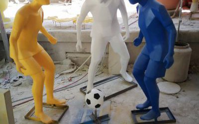 公園擺放抽象踢足球人物玻璃鋼雕塑