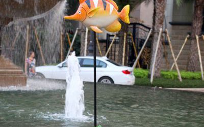 酒店噴泉一只玻璃鋼彩繪卡通魚(yú)雕塑
