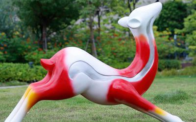 公園草坪上伸懶腰的玻璃鋼彩繪小鹿雕塑