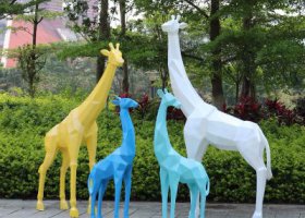 公園玻璃鋼彩繪幾何戶(hù)外園林景觀長(zhǎng)頸鹿雕塑