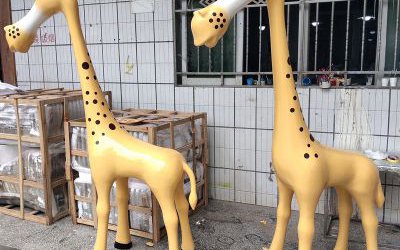 景區(qū)游樂(lè)園玻璃鋼卡通可愛(ài)長(zhǎng)頸鹿雕塑