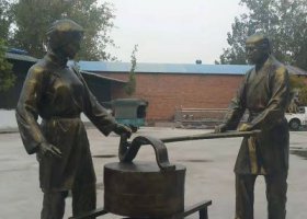 戶外景區(qū)玻璃鋼仿銅民俗磨豆子的人物雕塑